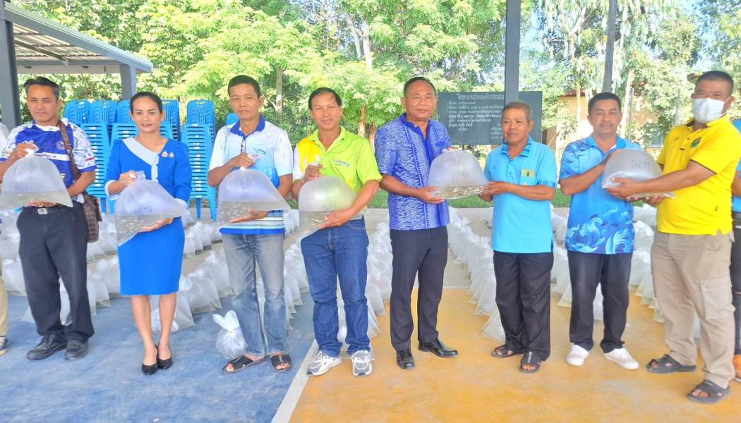 องค์การบริหารส่วนตำบลแวงดง มอบพันธุ์สัตว์น้ำ (ปลาน้ำจืด)ให้กับเกษตรกรในพื้นที่