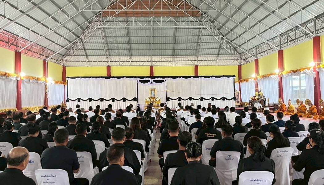 เข้าร่วมพิธีบำเพ็ญกุศลและแสดงความอาลัยในวาระครบ ๑๕ วัน (ปัญรสมวาร) เพื่อถวายเป็นพระราชกุศลแด่สมเด็จพระนางเจ้าสิริกิติ์ พระบรมราชินีนาถ พระบรมราชชนนีพันปีหลวง