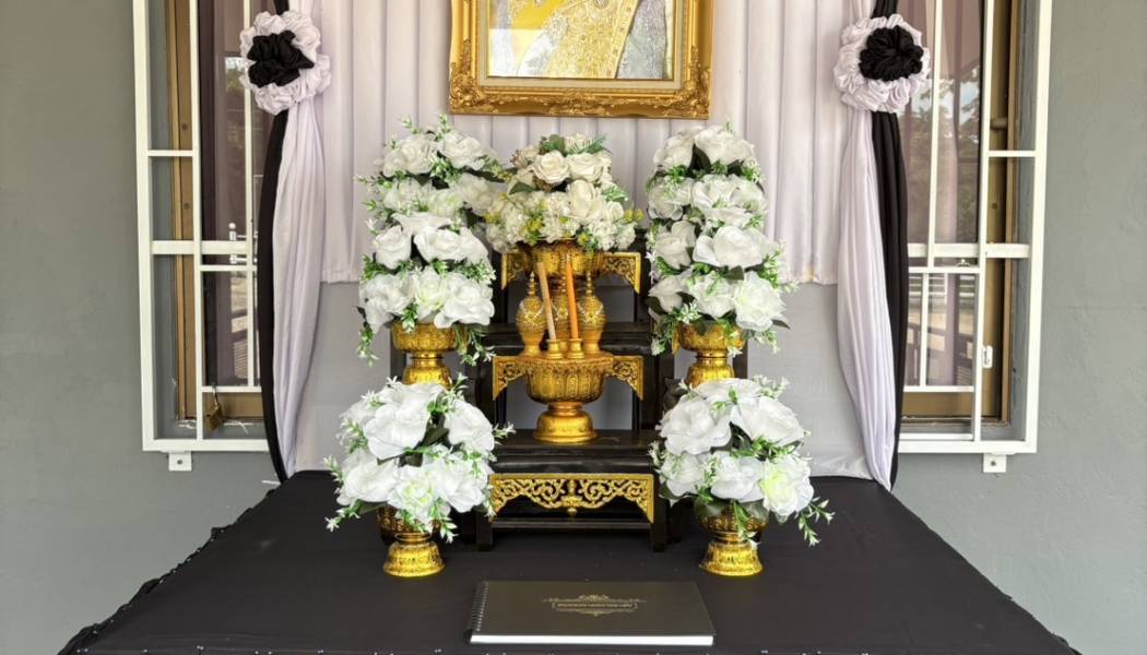 องค์การบริหารส่วนตำบลแวงดง จัดตั้งโต๊ะหมู่ประดิษฐานพระฉายาลักษณ์สมเด็จพระนางเจ้าสิริกิติ์ พระบรมราชินีนาถ พระบรมราชชนนีพันปีหลวงพร้อมเครื่องราชสักการะเครื่องทองน้อย