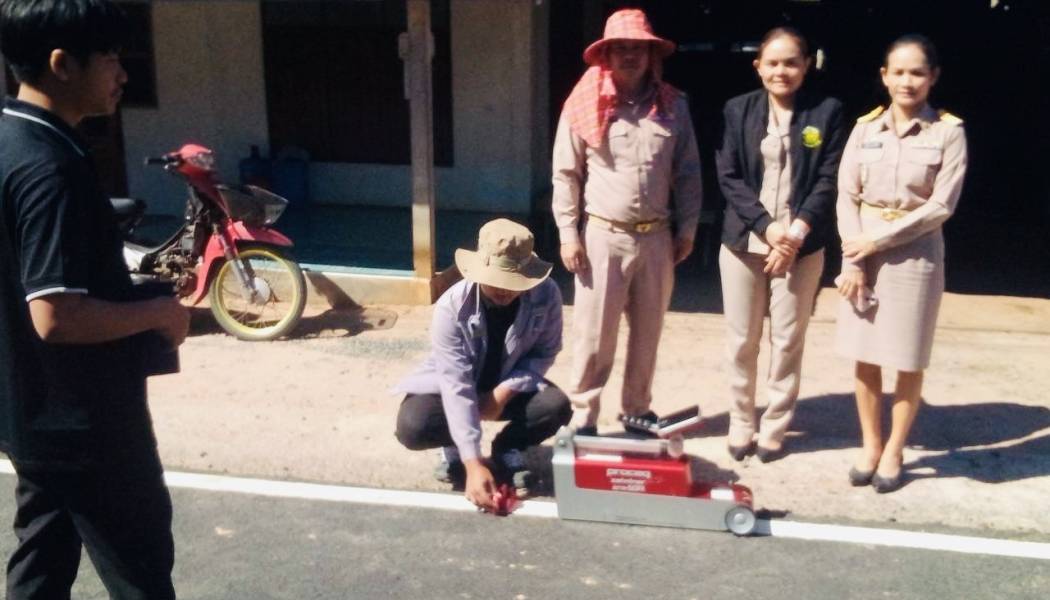 ออกติดตามงานโครงการเสริมผิวแอสฟัลท์ติกคอนกรีต(Over-Lay) ทางหลวงหมายเลข มค.ถ.101-01 เส้นจากบ้านดงใหม่ ถึงเขตติดต่ออำเภอพุทไธสง หมู่ที่ 8 บ้านโคกสะทอน ตำบลแวงดง