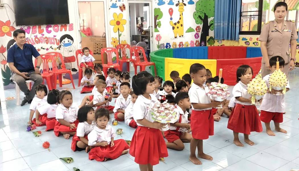 นายอพิลักษณ์ เนื่องนารินทร์ รองนายก อบต.แวงดง เป็นประธานในพิธีไหว้ครูศูนย์พัฒนาเด็กเล็กองค์การบริหารส่วนตำบลแวงดง